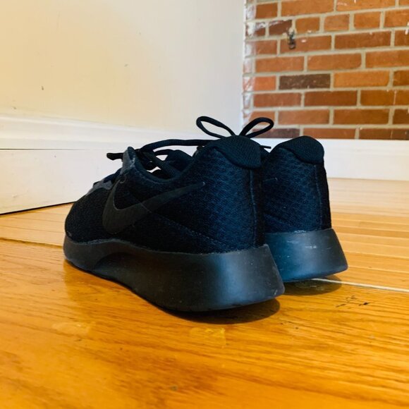 Size 9.5 - Nike Tanjun Black - 812654-001 - Picture 9 of 14